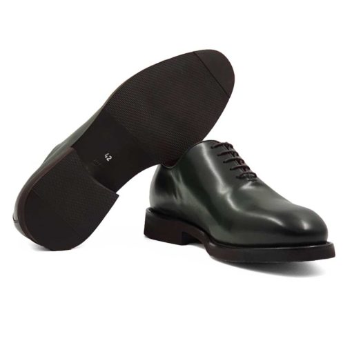 Muške cipele Oxford Smart Casual izradjene od najfinije zelene Nappa kože. Ručno su farbane i tretirane zanatskim četkama da bi se dobio blago zadimljeni polumat efekat na celoj površini kože. Sve što je radjeno na njima ne umanjuje klasičan izgled ovog modela cipela. Jedino što ih razlikuje od sličnih modela je smela tamnozelena. Ovo je zaista neuobičajna boja za Oxford cipele. Ali ne brinite jer će se vrlo lako uklopiti sa većinom Vaše garderobe.