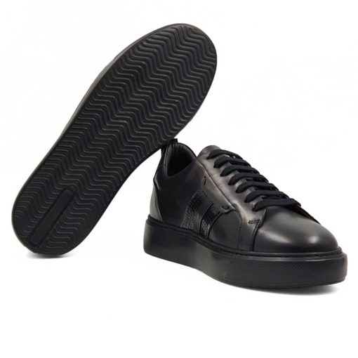 Muške smart casual cipele patike izradjene u kombinaciji crne glatke i perforirane Box kože. Farbane i ručno polirane da bi do izražaja došlo korišćenje dve različite strukture kože. Ove muške casual patike su zaista originalne i malo drugačije. One su jednostavne, ali moderne muške cipele patike koje odlikuje besprekorna silueta i robustan dizajn. Model za praktične muškarce koji cene kvalitet i udobnost obuće, ali ne žele da troše previše vremena na uparivanje obuće i garderobe.
