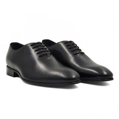 Elegantne Oksford cipele Wholecut izradjene od najfinije crne Nappa kože. Bojene su vrlo pažljivo