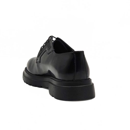 Muške moderne cipele Blucher Plain Toe izradjene su od prvoklasne glatke teleće Nappa kože. Bojene su u crnoj boji i lakirane u polumatmat sjaju. Ove cipele su ručno farbane i polirane da bi se dobio sjaj sa blago zadimljenim efektom. Farbane su dva puta da bi se postigla jedva vidljiva neujednačena, ali puna crna boja. Svojim jednostavnim i neoklasičnim dizajnom pružaju osećaj prefinjenosti i stila.