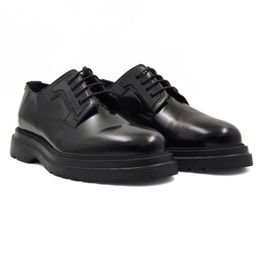 Muške moderne cipele Blucher Plain Toe izradjene su od prvoklasne glatke teleće Nappa kože. Bojene su u crnoj boji i lakirane u polumatmat sjaju. Ove cipele su ručno farbane i polirane da bi se dobio sjaj sa blago zadimljenim efektom. Farbane su dva puta da bi se postigla jedva vidljiva neujednačena, ali puna crna boja. Svojim jednostavnim i neoklasičnim dizajnom pružaju osećaj prefinjenosti i stila.