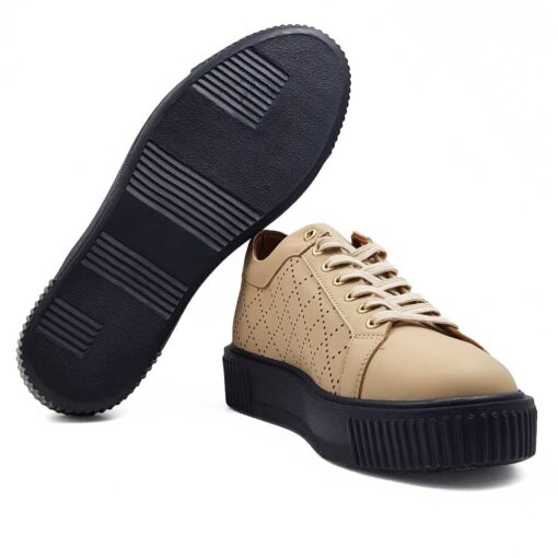 Muške Broghe cipele patike farbane u bež boji i izradjene od prvoklasne Nappa kože.