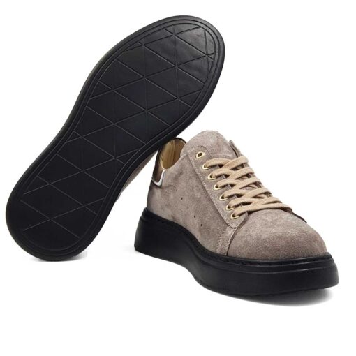 Muške patike cipele Taupe izrađene od najfinije i zanatski obrađene prevrnute kože.