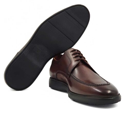 Ručno farbane muške cipele S25-19 sa izraženim šavovima koji dodatno naglašavaju vizuelni identitet ovih muških cipela. Tanke pertle savršeno se uklapaju