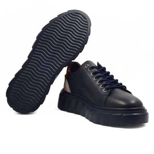 Muške cipele S17050-1 dobile su boemski stil koji je jako popularan poslednjih godina. Zahvaljujući novom djonu od prirodne gume izbegnut je klasičan dizajn