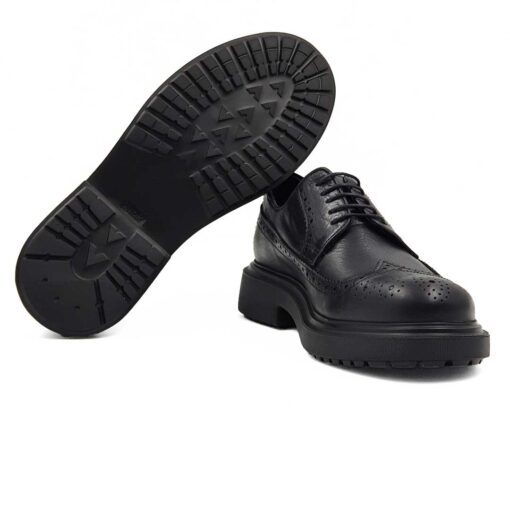 Rešenje za muškarce koji traže nešto savremeno u kombinaciji sa klasičnim dizajnom. Muške cipele S6810-532 se lako uparuju sa većinom odevnih kombinacija.
