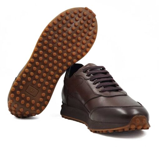 Muške cipele S86-173 bojene su dva puta sa polumat završnicom i ručno polirane specijalnom pastom za cipele