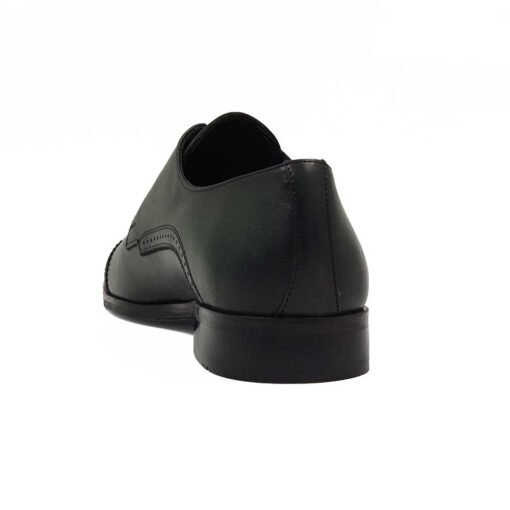 Muške cipele S015-200 ručno su polirane, ali nemaju visok sjaj zahvaljujući posebnoj pasti za cipele na bazi voska. Ovaj model je zahtevan za izradu!