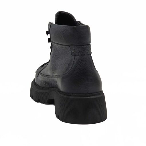 Ručno su farbane, ravnomerno i na kraju ručno polirane da bi dobile savršenu zaštitu. Jednostavne i moderne muške duboke cipele.