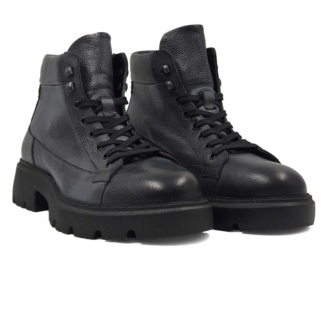 Muške čizme B1702-066 ručno su farbane, ravnomerno i na kraju ručno polirane da bi dobile savršenu zaštitu. Jednostavne i moderne muške duboke cipele.