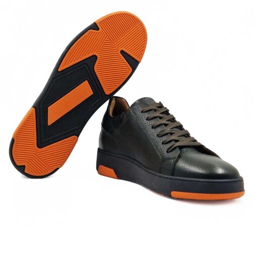 Muške cipele S1626-064 za muškarce koji ne vole da gube vreme uparujući cipele i garderobu. Koža je zahvaljujući obradi dobila izrazito zrnastu završnicu.