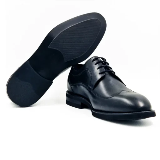 Muške cipele S1-370 imaju otvoreni sistem pertlanja sa samo 4 para rupica za pertle. Sjajan model za sva stopala, pogotovu za osobe sa povišenim risom