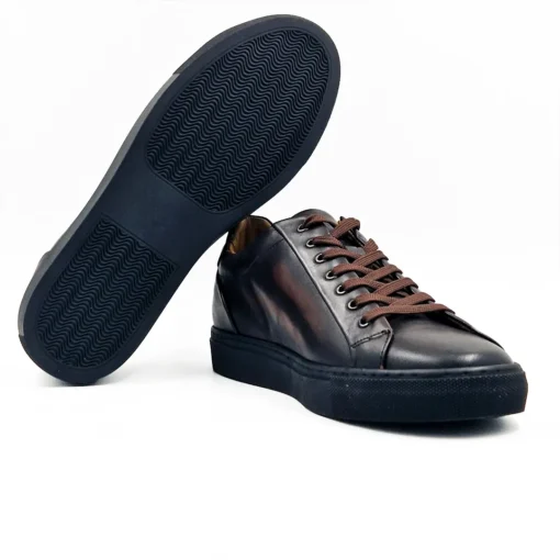 Muške cipele S1127-366 cele su uradjene od jedne vrste kože kako bi bile što jednostavnije. Korišćene su široke pamučne pertle izradjene od pamuka.