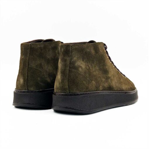 Muške čizme S188-03-1 odnosno cipele patike lako ćete upariti sa većinom zimske i jesenje garderobe zahvaljujući svojoj jednostavnosti. Izrada-Blake Stitch.