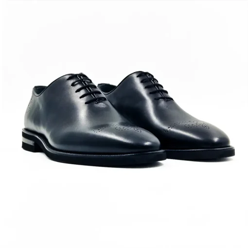 Muške cipele S2-516 su klasične muške cipele za odelo. Bojene su ručno, dva puta različitim nijansama teget boje, da bi se dobila savršena patina završnica.