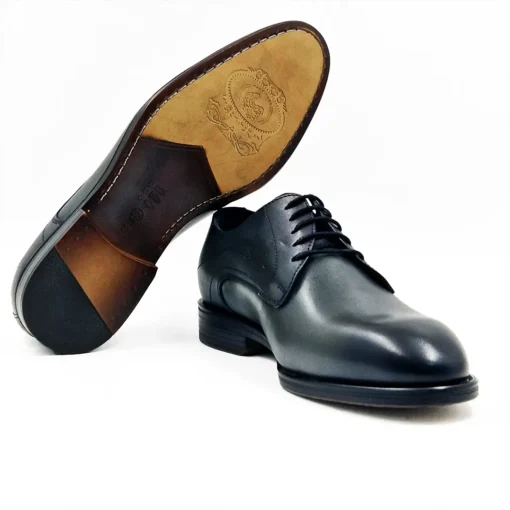 Muške cipele S2-526 svojim jednostavnim i klasičnim dizajnom pružaju osećaj prefinjenosti i stila. Primenjen je otvoreni sistem pertlanja (Open Lacing)