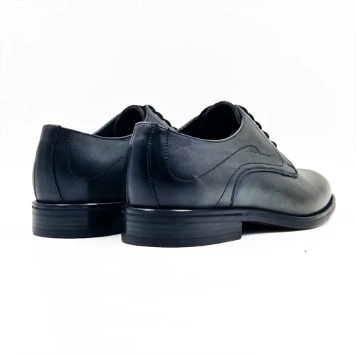Muške cipele S2-526 svojim jednostavnim i klasičnim dizajnom pružaju osećaj prefinjenosti i stila. Primenjen je otvoreni sistem pertlanja (Open Lacing)