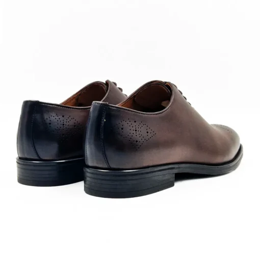 Muške cipele S2-542 zbog elegantnosti odabrane su pertle okruglog dizajna. Sve zajedno daje uzbudljivu kombinaciju formalnog i smart casual stila.