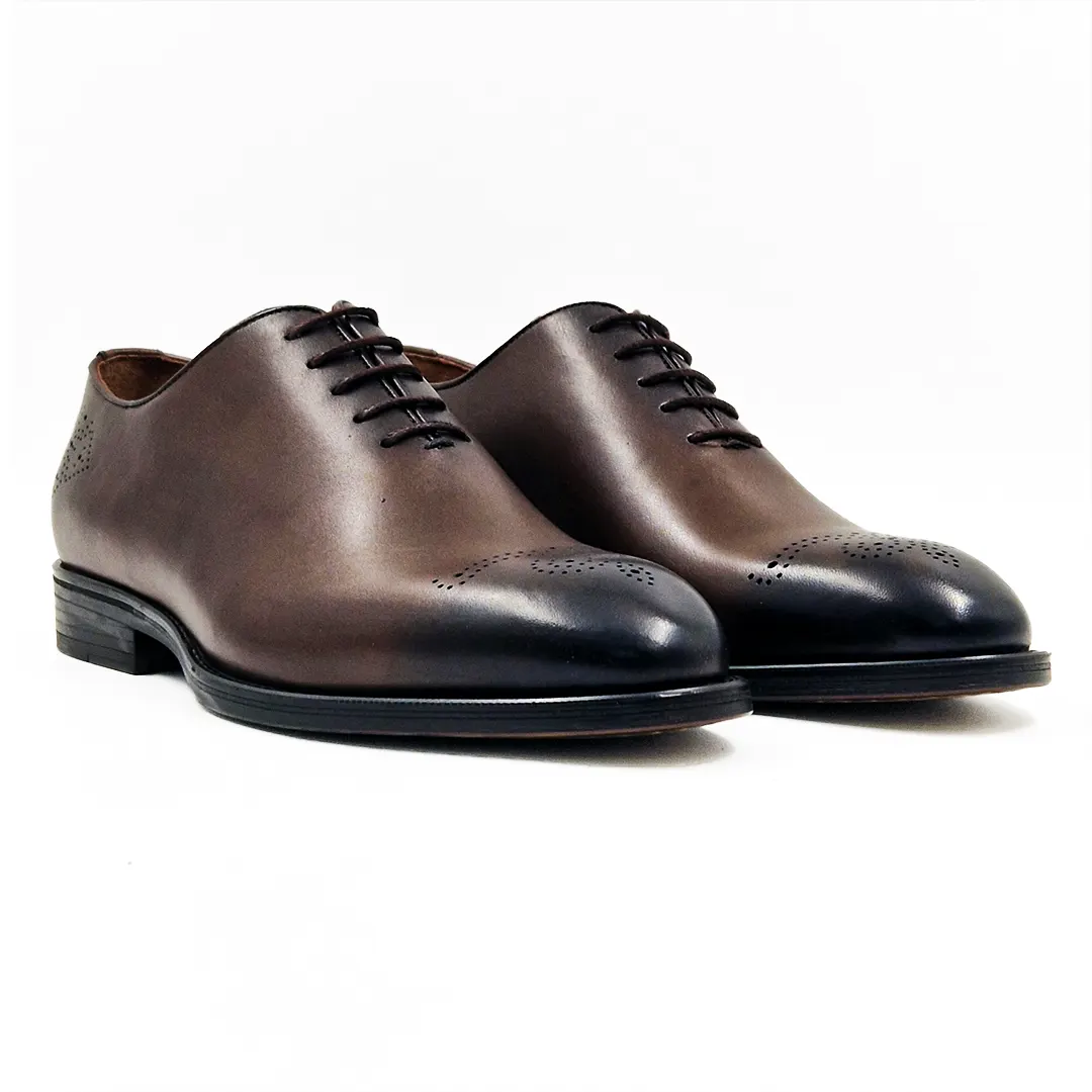 Muške cipele S2-542 zbog elegantnosti odabrane su pertle okruglog dizajna. Sve zajedno daje uzbudljivu kombinaciju formalnog i smart casual stila.