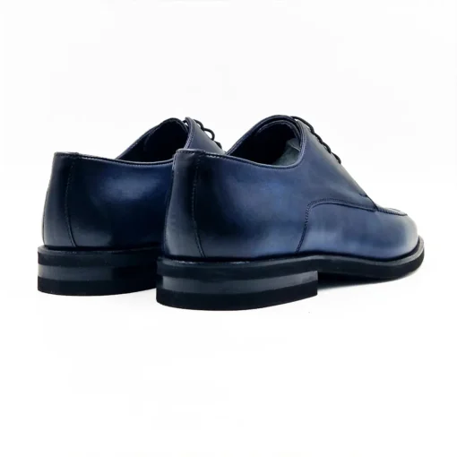 Muške cipele S2-577 spada u kategoriju cipela koje postoje skoro dva veka i imaju naziv Men Derby Shoes. Bojene su ručno različitim nijansama teget boje