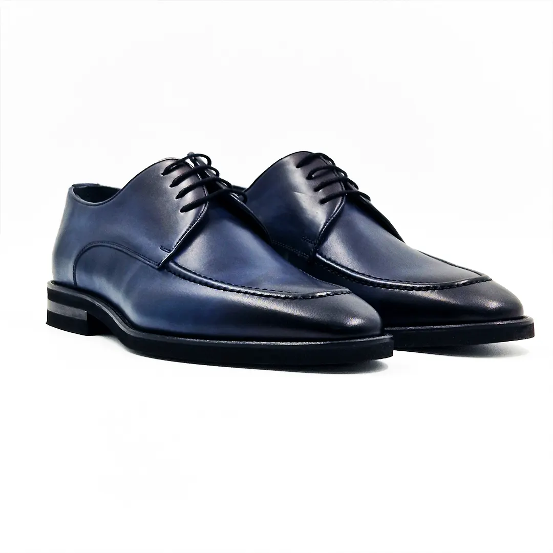 Muške cipele S2-577 spada u kategoriju cipela koje postoje skoro dva veka i imaju naziv Men Derby Shoes. Bojene su ručno različitim nijansama teget boje