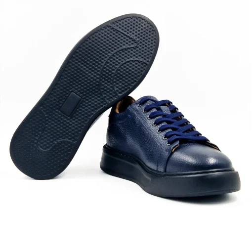 Muške cipele S2129-604 su dva puta ručno farbane kao bi boja bila puna. Da bi se umanjio sjaj premazane su, a zatim ručno polirane pastom za zaštitu kože.