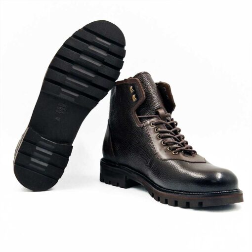 Muške čizme S2312-482 dva puta su ručno bojene,baš kako klasična obrada muških cipela zahteva. Obrada je radjena na stari način, ali sa savremenim dizajnom