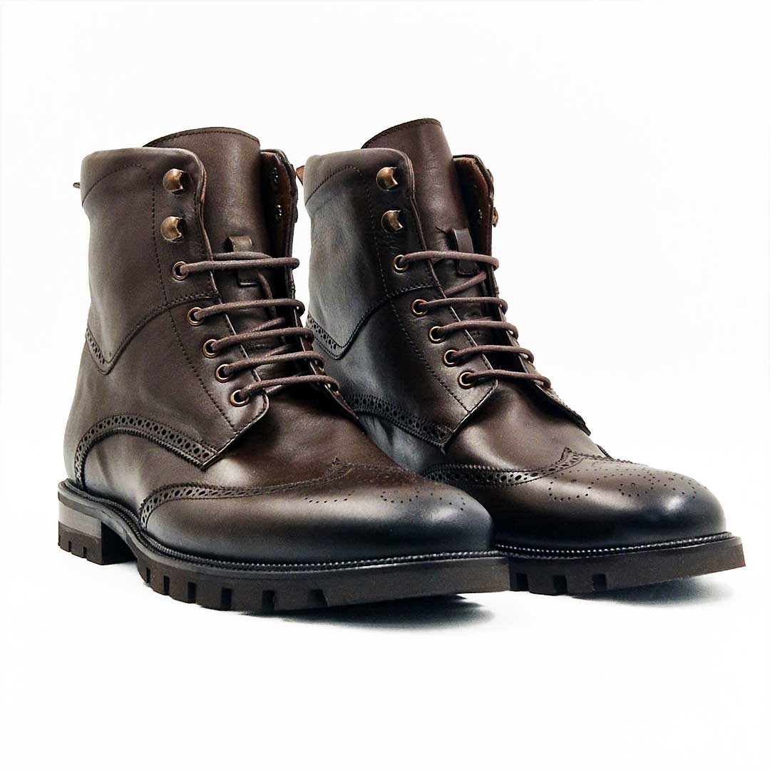 Muške čizme S2419-482 zovu ih Brogue Boots, dok u Srbiji imamo za njih izraz- Muške zumbane čizme. Muške čizme sa kojima ćete osvežiti svoj stajling,