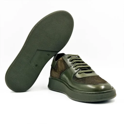 Muške cipele S25-241 zanimljiva kombinacija koja je suprotna uobičajenom. Obrada i kombinacija kože zajedno sa novim djonom daju sasvim novi tip muške obuće