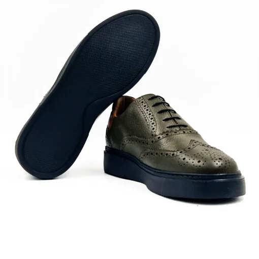 Muške cipele S2609-605 je klasičan predstavnik engleskih obućara koji su mu dali ime Oxford shoes. Zapravo su Brogue shoes ili na srpskom zumbane cipele