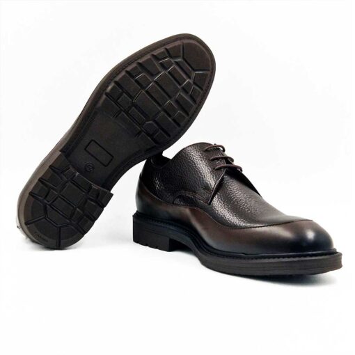 Muške cipele S2612-446 ručno su polirane do trenutka dok ne dobiju savršen izgled. Jednostavne su, ali imaju neke moderne detalje.