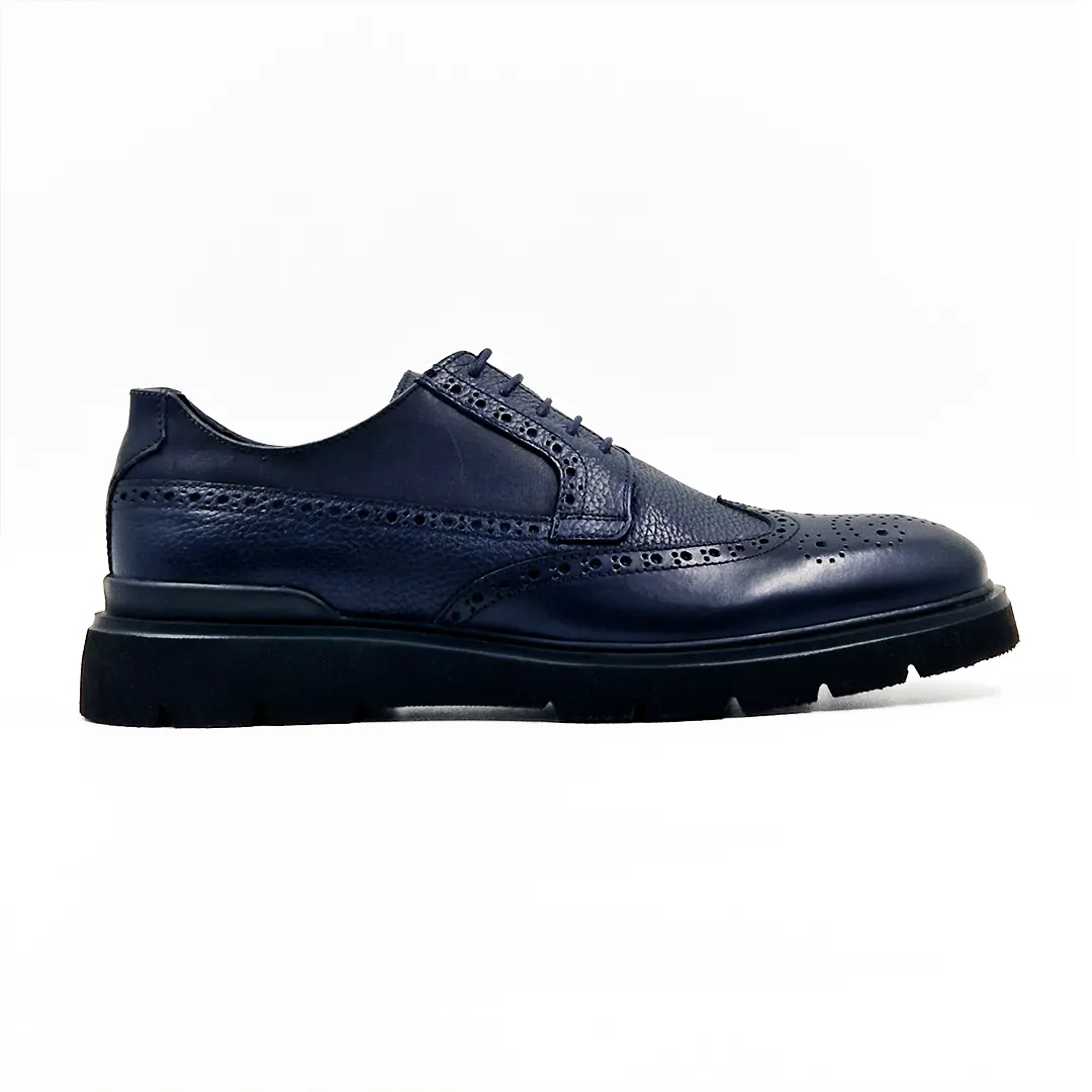 Muške cipele S2804-117 su model bismo izdvojili iz kategorije klasičnih formalnih muških cipela. Model engleskih obućara koji su ih nazvali Blucher shoes