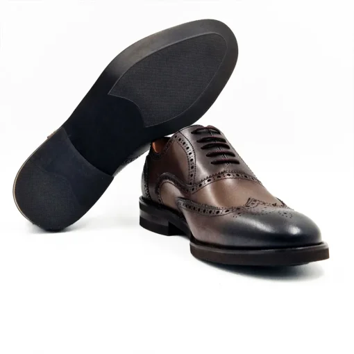 Muške cipele S3-180 su opuštene elegantne cipele za odelo. Na prvom mestu zbog Brogue tehnike. Sjajan su izbor ako tražite udobne muške cipele za svaki dan