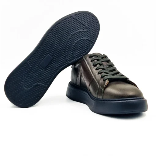 Muške cipele S3122-562 ručno su polirane i osenčene po šavovima kako bi se dobio savršeni kontrast i kako bi se istakli neki delovi kože.