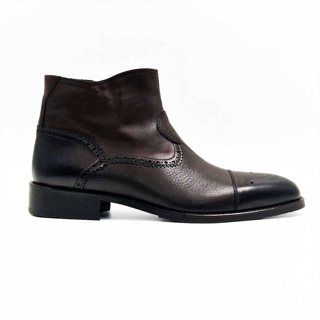 Muške čizme S6018-21 bojene su dva puta, različitim nijansama braon boje. U Srbiji imaju univerzalan naziv - Muške zumbane cipele Lucci Verrosi