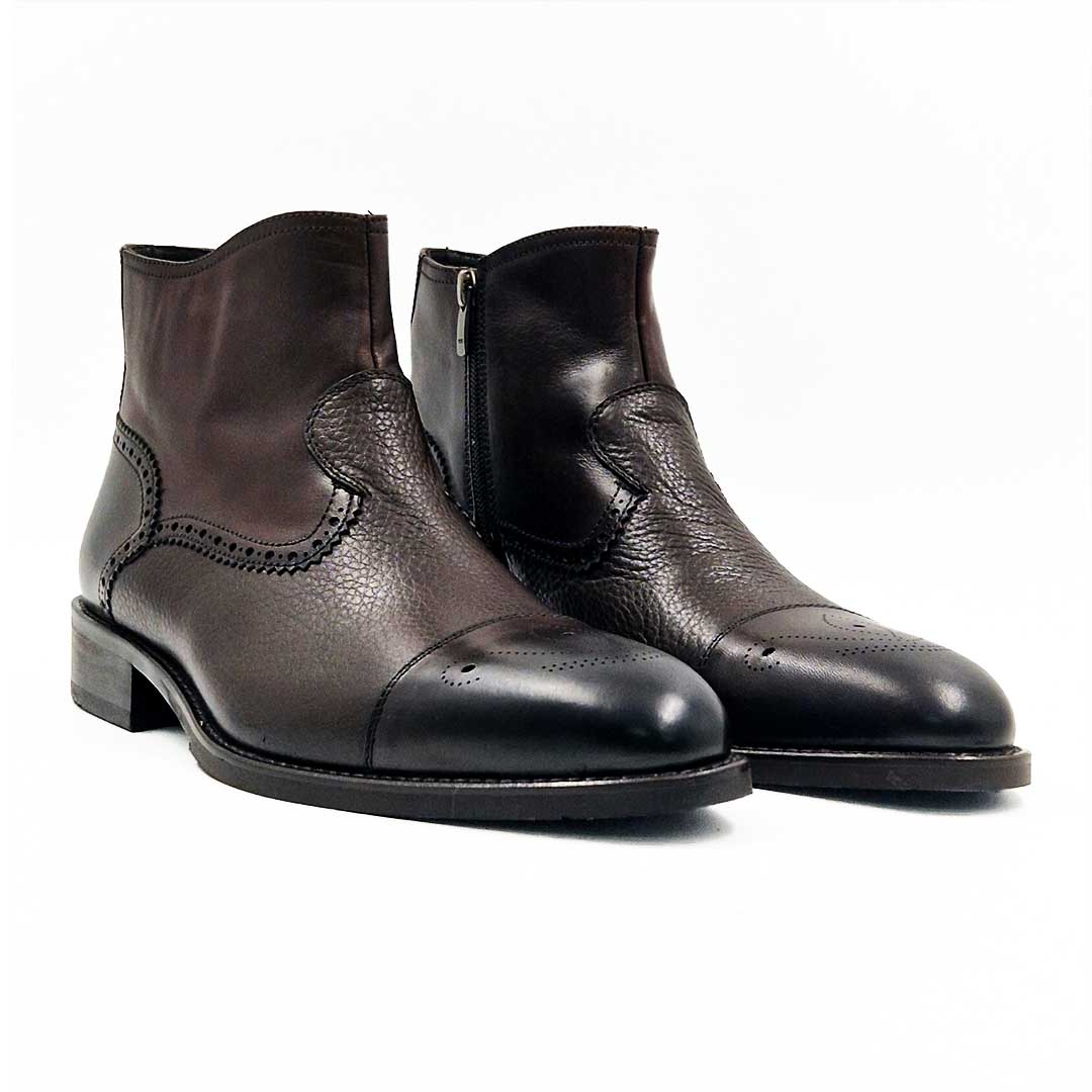Muške čizme S6018-21 bojene su dva puta, različitim nijansama braon boje. U Srbiji imaju univerzalan naziv - Muške zumbane cipele Lucci Verrosi