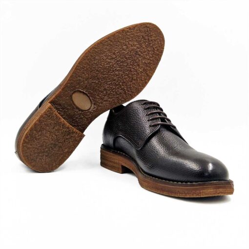 Muške cipele S641-446 savršen je model ako tražite smart casual stil muške obuće koji se lako uklapa sa većinom garderobe. Vrlo jednostavan model po dizajnu
