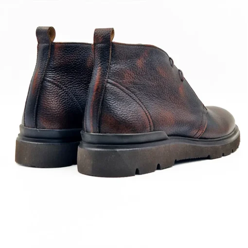 Muške čizme B8904-579 su klasičan primer muških cipela iz kategorije Smart Casual. Lako se uparuju sa garderobom jer im to dozvoljava jednostavan dizajn.