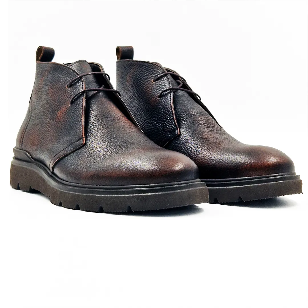 Muške čizme B8904-579 su klasičan primer muških cipela iz kategorije Smart Casual. Lako se uparuju sa garderobom jer im to dozvoljava jednostavan dizajn.