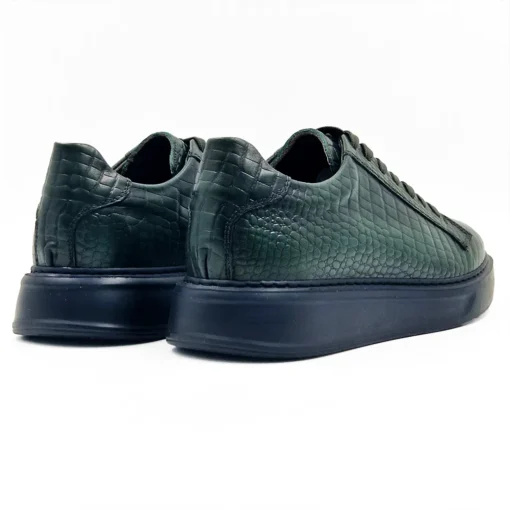 Muške cipele S9155-864 bojene su tamnijim nijansom zelene boje prirodnog porekla i sa lakom koji ima vrlo mali procenat sjaja. Tip izrade- Blake Stitch.