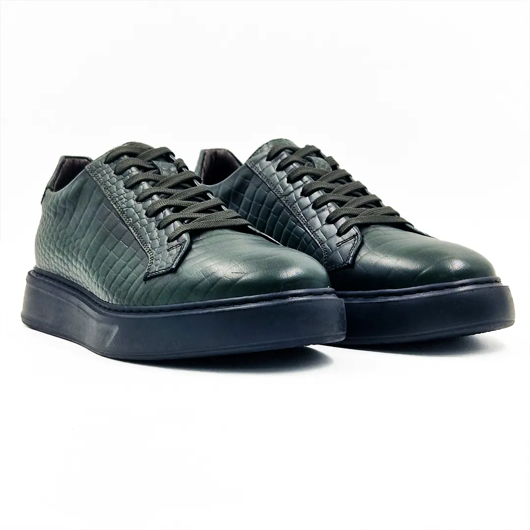 Muške cipele S9155-864 bojene su tamnijim nijansom zelene boje prirodnog porekla i sa lakom koji ima vrlo mali procenat sjaja. Tip izrade- Blake Stitch.
