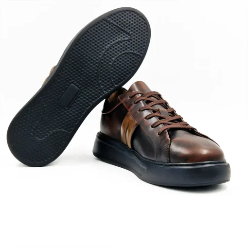 Muške cipele S3126-489 na kojima se farbanje radi ručno u dva navrata, ali različitim nijansama braon boje. Tako se dobija “neuredan” patina efekat.