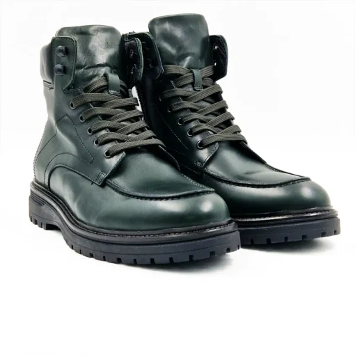 Muške čizme B3903-142 su klasičan primer muške obuće iz smart casual kategorije. Lako se uparuju sa garderobom jer im to dozvoljava jednostavan dizajn.