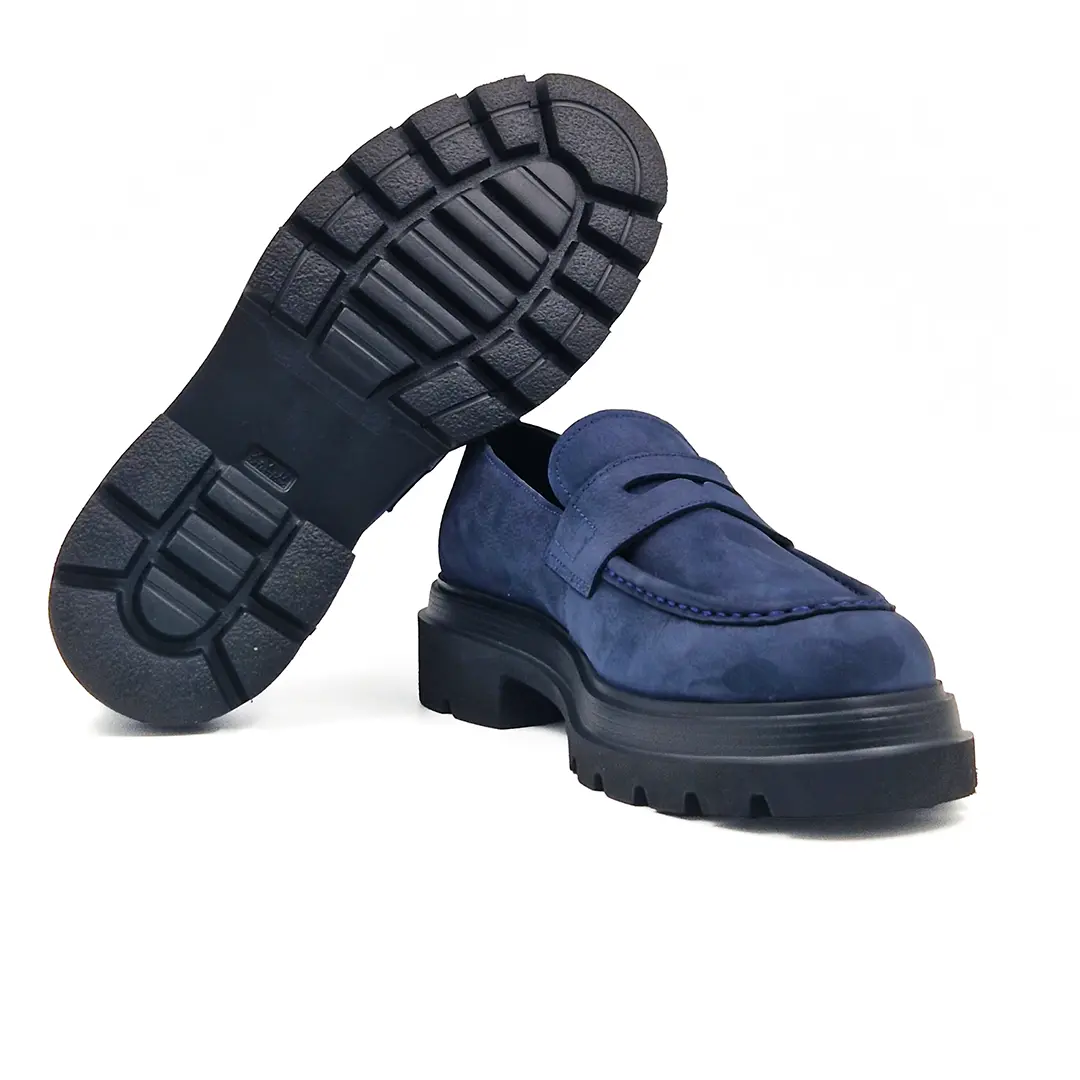 Muške mokasine L4808-826 kombinuju eleganciju i udobnost za jesen i zimu na najbolji način. Penny Loafer model od Nubuck kože je upravo ono što ti treba
