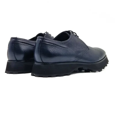 Muške cipele S78411-016 predstavljaju jedinstvenu kombinaciju klasične elegancije i savremenog futurističkog dizajna. Inspirisan tradicionalnim Derby model