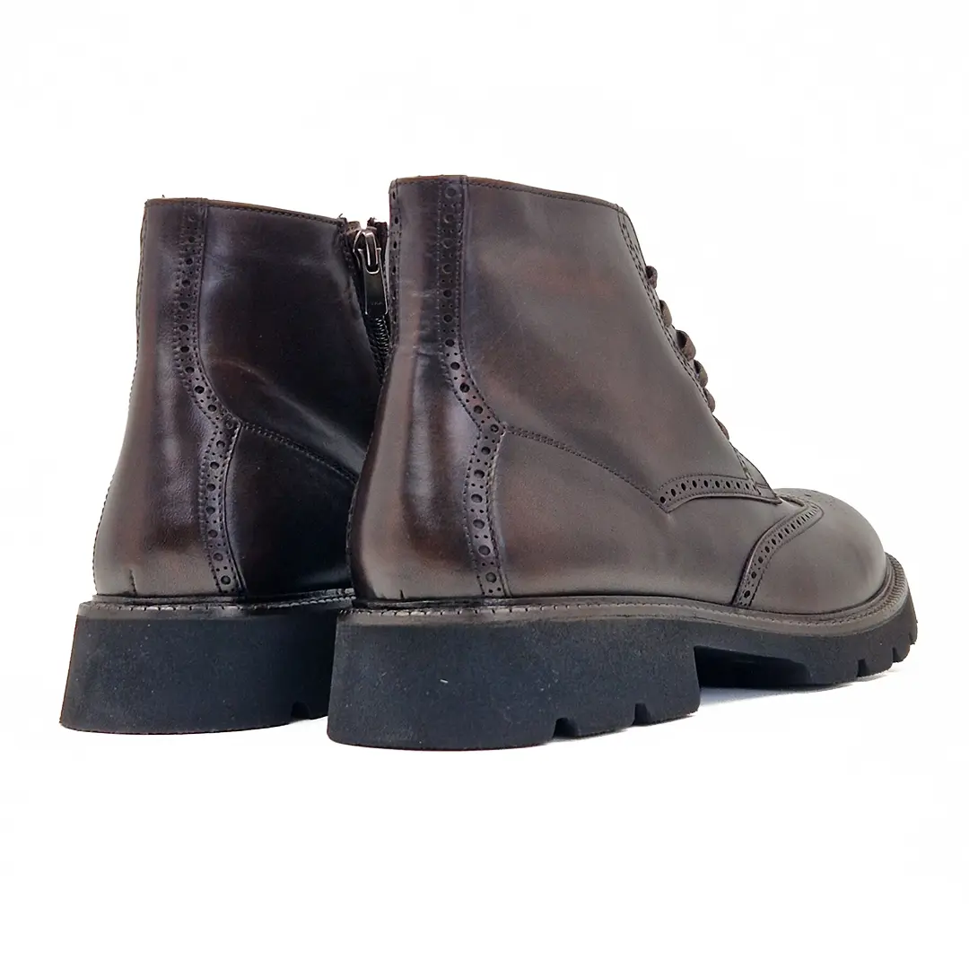 Pronađite muške čizme na rajsferšlus (zatvarač) koje omogućavaju lako obuvanje. Kožni modeli, chelsea ili duboke cipele. Praktičnost i elegancija za zimu.