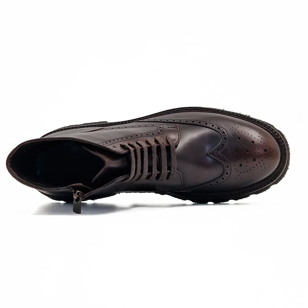 Pronađite muške čizme na rajsferšlus (zatvarač) koje omogućavaju lako obuvanje. Kožni modeli, chelsea ili duboke cipele. Praktičnost i elegancija za zimu.