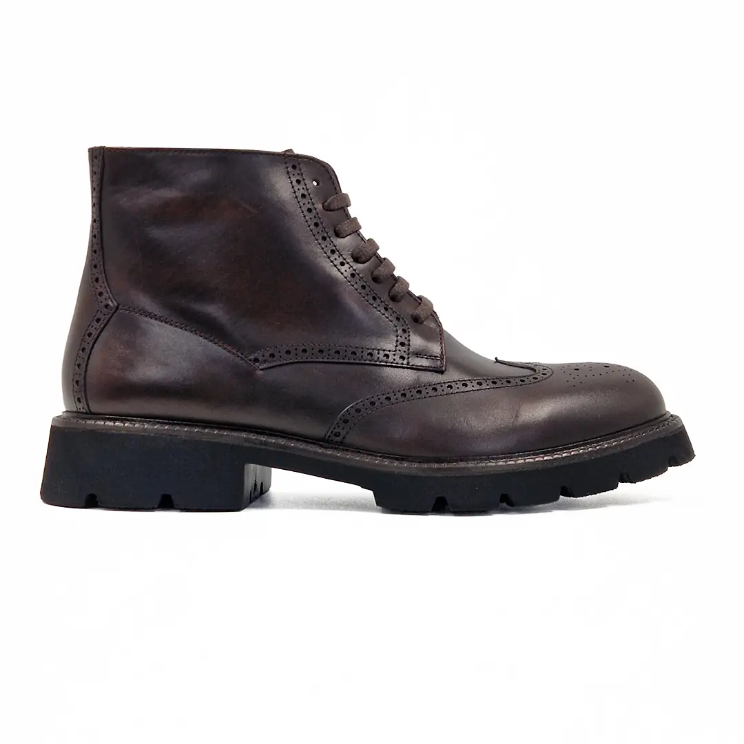 Pronađite muške čizme na rajsferšlus (zatvarač) koje omogućavaju lako obuvanje. Kožni modeli, chelsea ili duboke cipele. Praktičnost i elegancija za zimu.