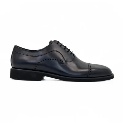 Blucher muške business cipele donose notu italijanske elegancije. Model koji spaja tradicionalnu formu i obradu, idealan za ubedljiv i odmeren nastup.