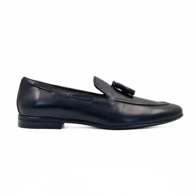 Elegantne muške mokasine 2426-64 su onaj komad obuće koji ostavlja snažan prvi utisak. Besprekorne linije i diskretan sjaj čine ovaj model nezaobilaznim.